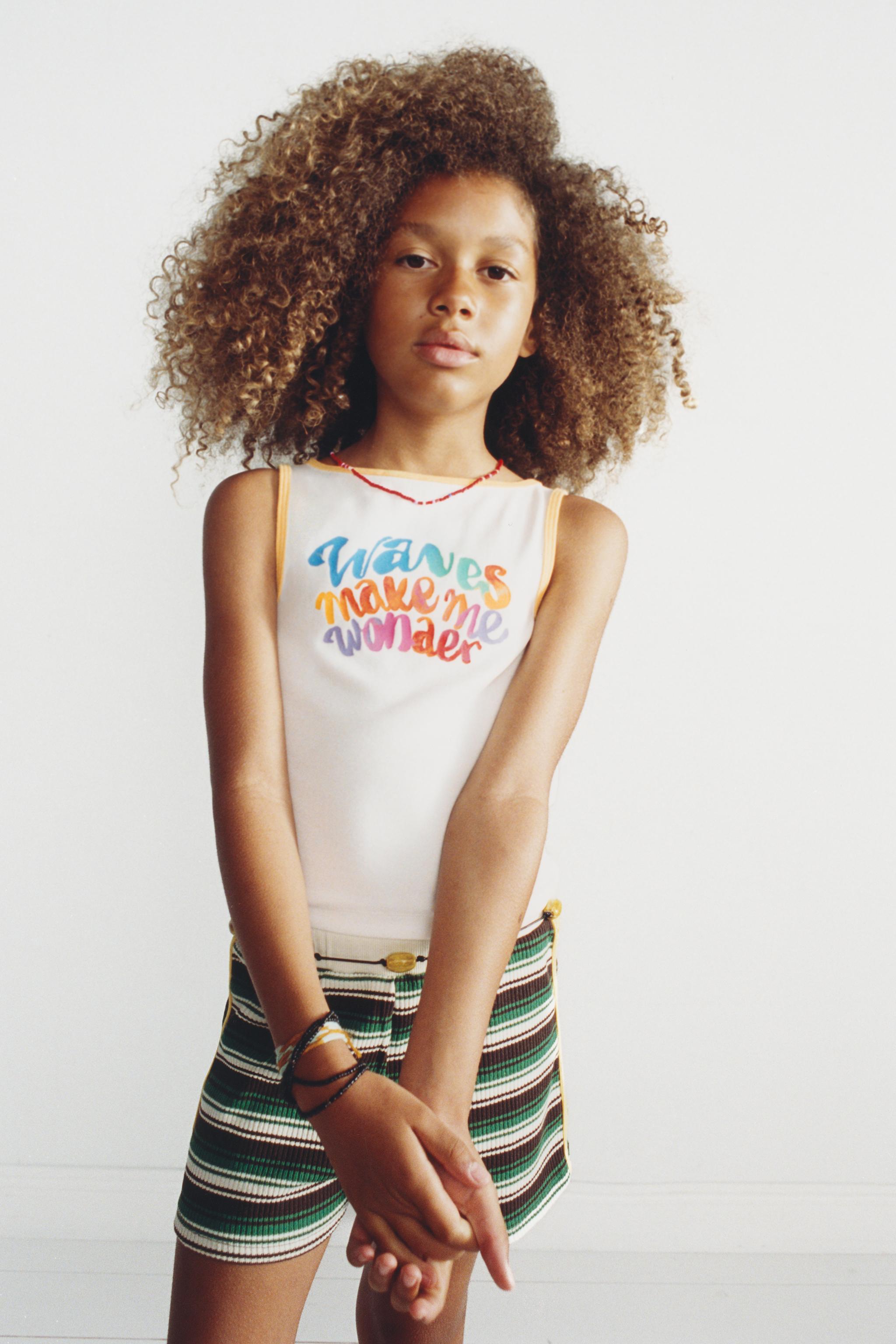T-SHIRT SANS MANCHES À IMPRIMÉ